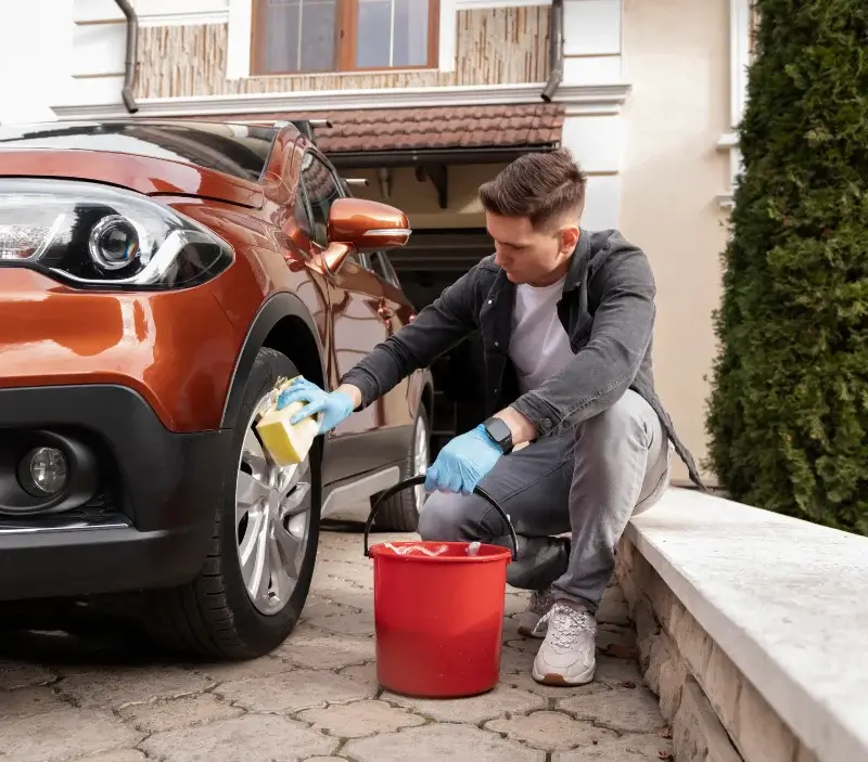 Lavage auto à domicile Taussac : professionnel intervenant sur un véhicule
